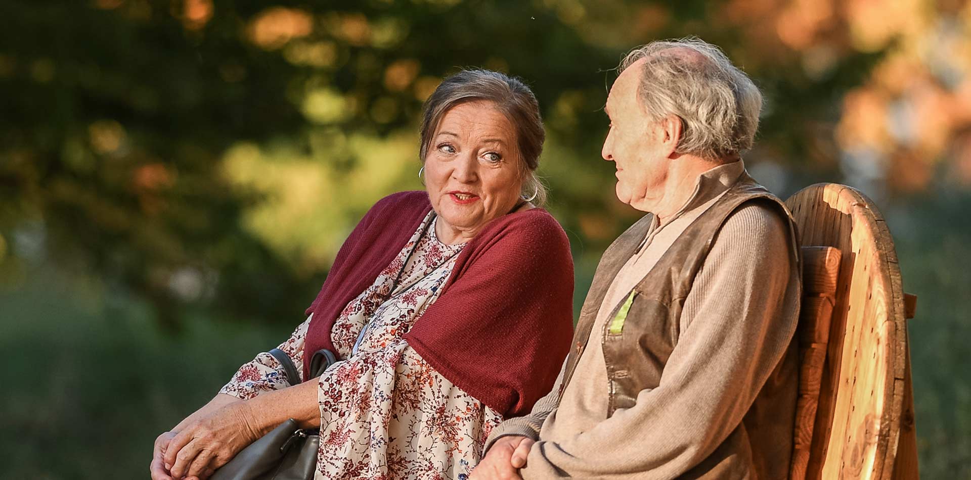 Marianne Sägebrecht und Michael Mendl in einer Szene am See