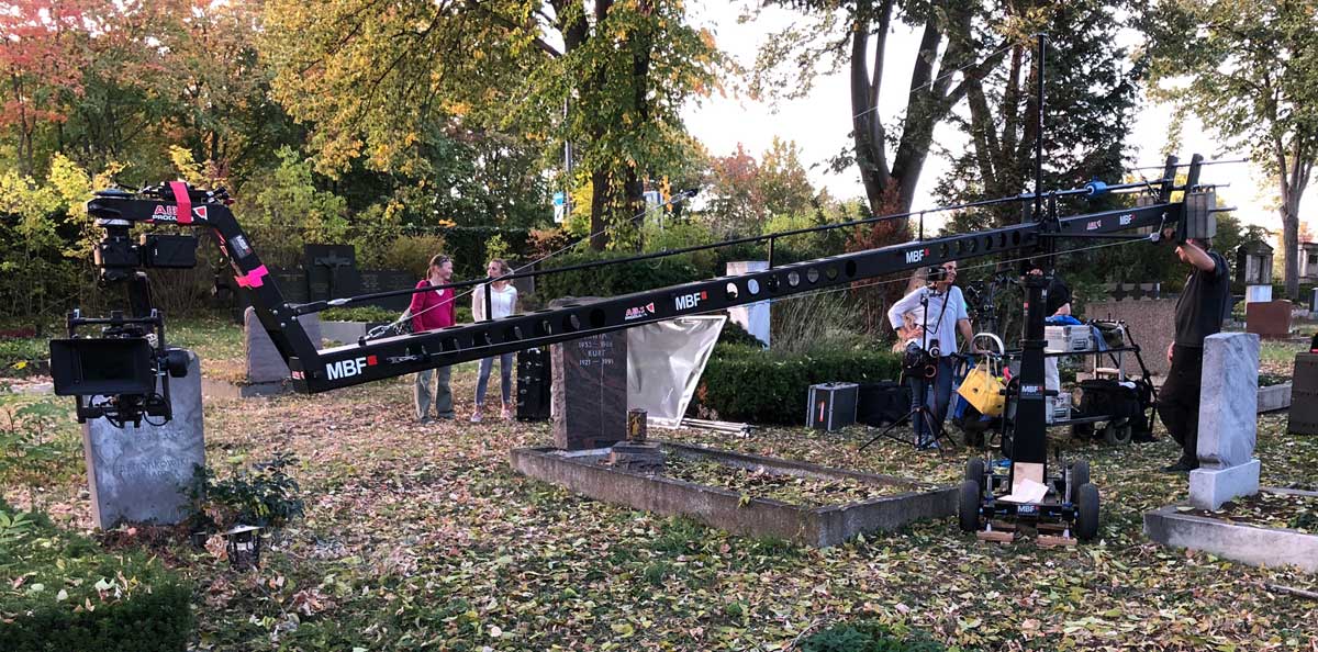 Beim Dreh des Films Stille kam unter anderem ein Kran zum Einsatz - hier eine Szene auf dem Friedhof